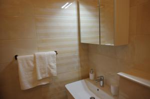 Apartments by the sea Podgora, Makarska - 6779