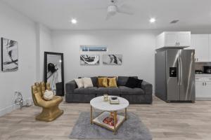 Chic Grey Escape Close to Downtown Fun