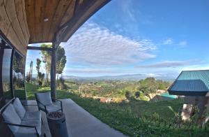 Cabaña Moderna de Montaña en Zarcero con Vistas y Bosque Neblinoso