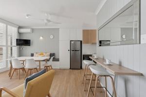 Coffs Harbour Ocean Parade 5 - Pool, Spa, Beach, Sleeps 5, Affordable Single Room lobby