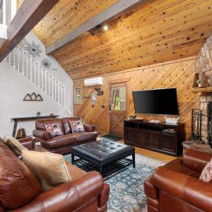 Family Cabin Getaway - Firepit Views Outdoor Fun