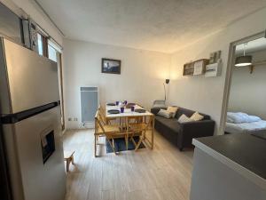 Appartement cosy à Bernex, proche des pistes et sentiers, avec terrasse ensoleillée et wifi. - FR-1-498-22