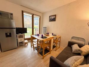 Appartement cosy à Bernex, proche des pistes et sentiers, avec terrasse ensoleillée et wifi. - FR-1-498-22