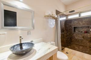 Habitación 1 Cama King, Tulum Country Home, con Muelle de Pesca, Club de Playa, Alberca, Cenote y Campo de Golf, Contrata Day Pass Bahia Principe