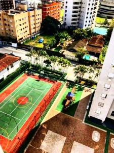 Vá andando para Praia, de frente á mercado com vaga e lazer completo