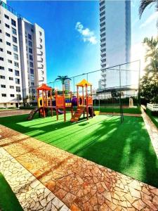 Vá andando para Praia, de frente á mercado com vaga e lazer completo