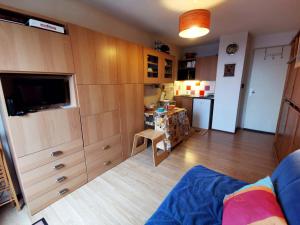 Studio rénové au pied des pistes avec balcon - FR-1-771-49