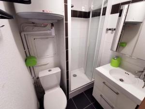 Studio rénové au pied des pistes avec balcon - FR-1-771-49