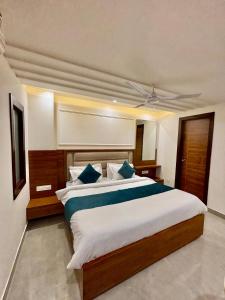 Hotel G R Residency GOLDEN TEMPLE JUST 2 mins WALKING DISTANCE FROM HOTEL