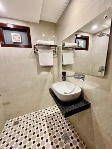 Hotel G R Residency GOLDEN TEMPLE JUST 2 mins WALKING DISTANCE FROM HOTEL