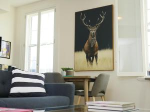 Inner-City apartment minutes walk to dining hubs