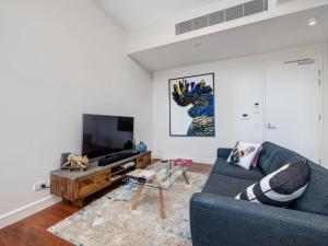 Inner-City apartment minutes walk to dining hubs