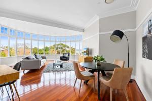 Huge Harbour View Apartment In Historic Home