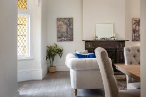 Central 2-Bed Apartment with Private Parking