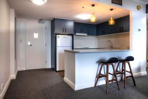 Central 1-Bed with Parking, Pool, Sauna & Gym