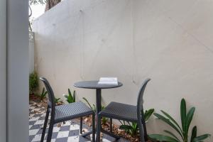 Historic Art-filled Studio Close to Transport