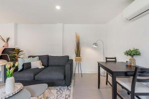 Comfy Studio near Racecourse, Dining & CBD Trains