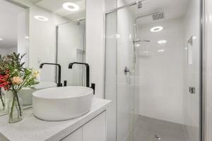 Comfy Studio near Racecourse, Dining & CBD Trains