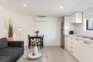 Comfy Studio near Racecourse, Dining & CBD Trains