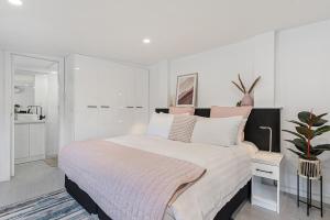 Comfy Studio near Racecourse, Dining & CBD Trains