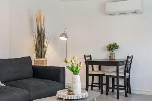 Comfy Studio near Racecourse, Dining & CBD Trains