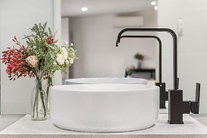 Comfy Studio near Racecourse, Dining & CBD Trains