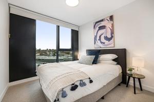 Near MCG 1BR with Balcony, River Views & Parking