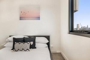 Comfy 2-Bed Balcony Unit near Iconic Chapel St