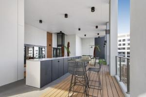 Central 2-Bed with Gym, BBQ & Stunning Views