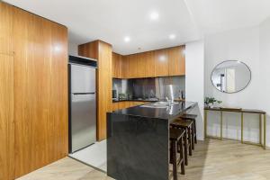 Executive Unit with Pool and Gym near Riverfront