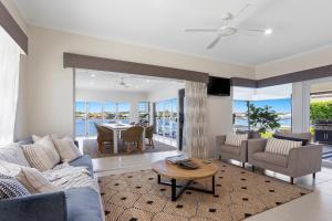 Amazing Canal House with Private Jetty, Gym & Pool