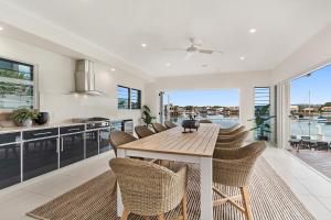 Amazing Canal House with Private Jetty, Gym & Pool