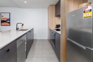 Chic 3-Bed in Central with Pool, Sauna and Gym