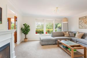 Stunning Katoomba Home with Lush Garden&Playground