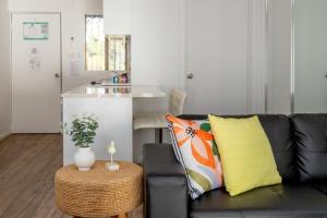 Seafront Getaway Studio, Great Location with Pool