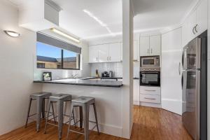 Cosy 2-Bedroom Seaside Unit Steps from Beach