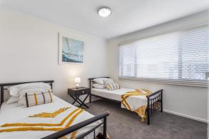 Cosy 2-Bedroom Seaside Unit Steps from Beach