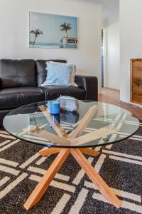 Cosy 2-Bedroom Seaside Unit Steps from Beach