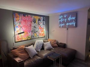 1BR Condo Near West 7th, Pool, Hot Tub, BBQ Sleeps 4 - Jacobs Neon Pearl