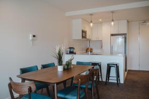 Central 1-Bed with Balcony, Rooftop BBQ & Parking