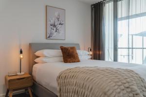 Central 1-Bed with Balcony, Rooftop BBQ & Parking