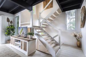 Beachside 2-Bed House with Pool, Courtyard & BBQ