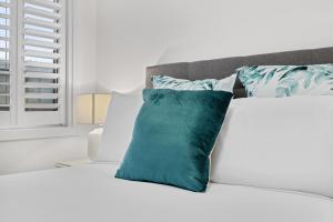 Wake to Waves in Spacious 3-Bed Beachfront Unit