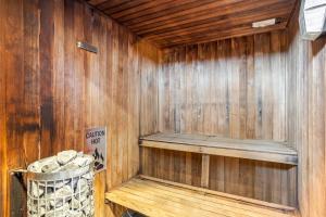 Oceanview 2-Bed with Pool, Sauna, Gym & Parking