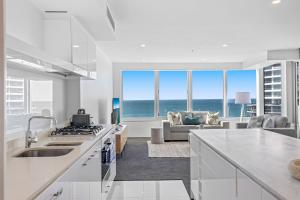 Oceanview 2-Bed with Pool, Sauna, Gym & Parking