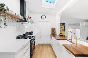 Tranquil 2-Bed Family Home with Deck Among Trees