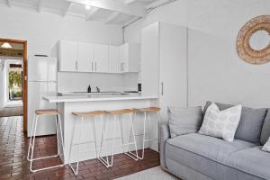 Charming 2-Bed Town House Near Market