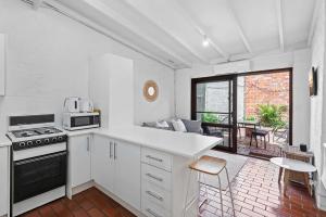 Charming 2-Bed Town House Near Market