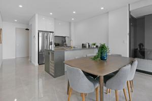 Oceanfront 2-Bed with Spectacular View, Pool & Gym