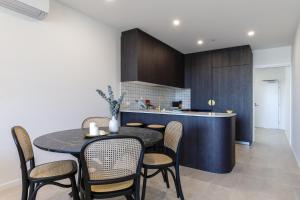 Elegant 2-Bed Apartment with Incredible Bay Views